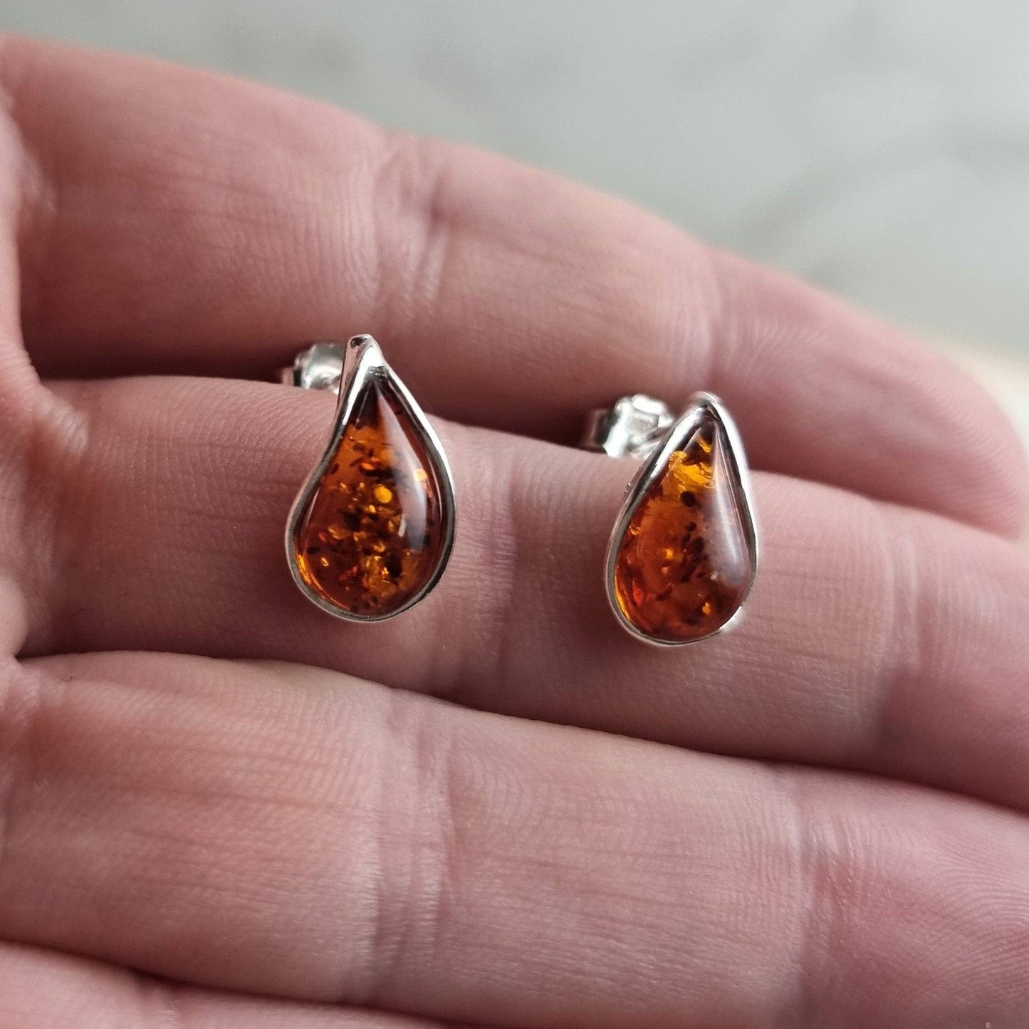 SilverAmber Jewellery - 925 Sterling Silver & Baltic Amber Modern Teardrop Studs Earrings - G029S