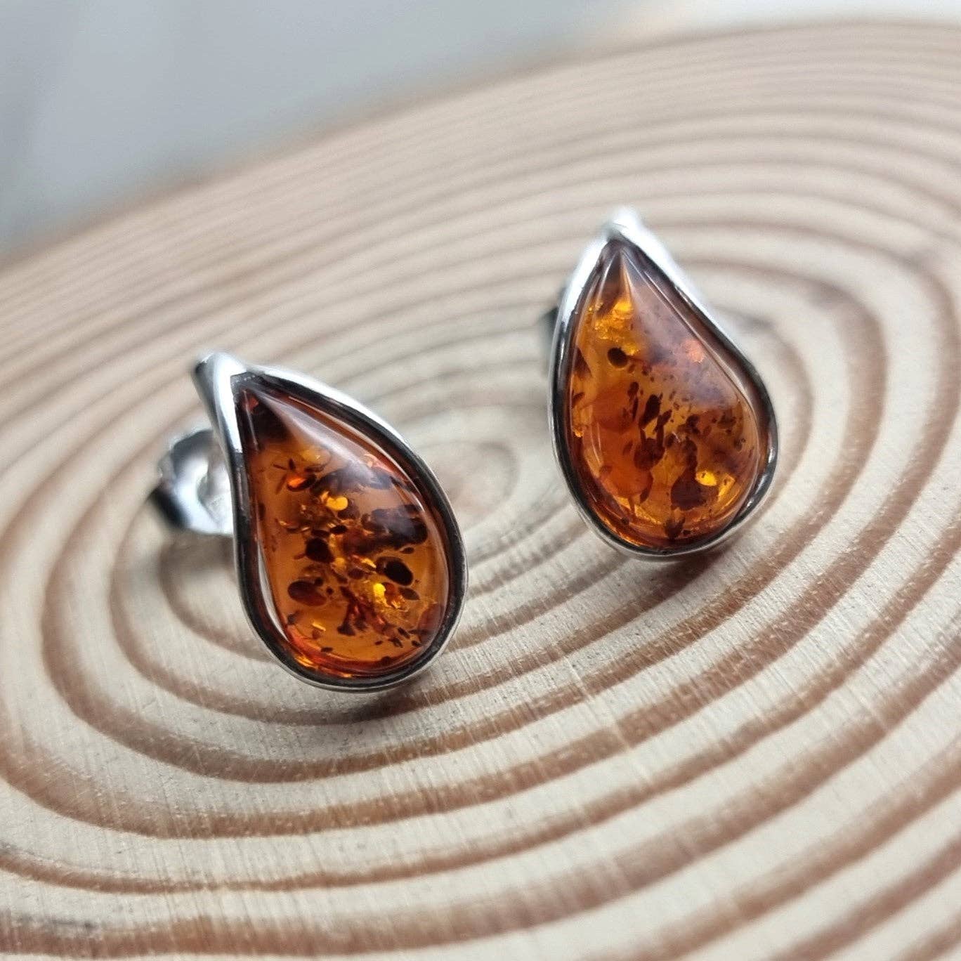 SilverAmber Jewellery - 925 Sterling Silver & Baltic Amber Modern Teardrop Studs Earrings - G029S