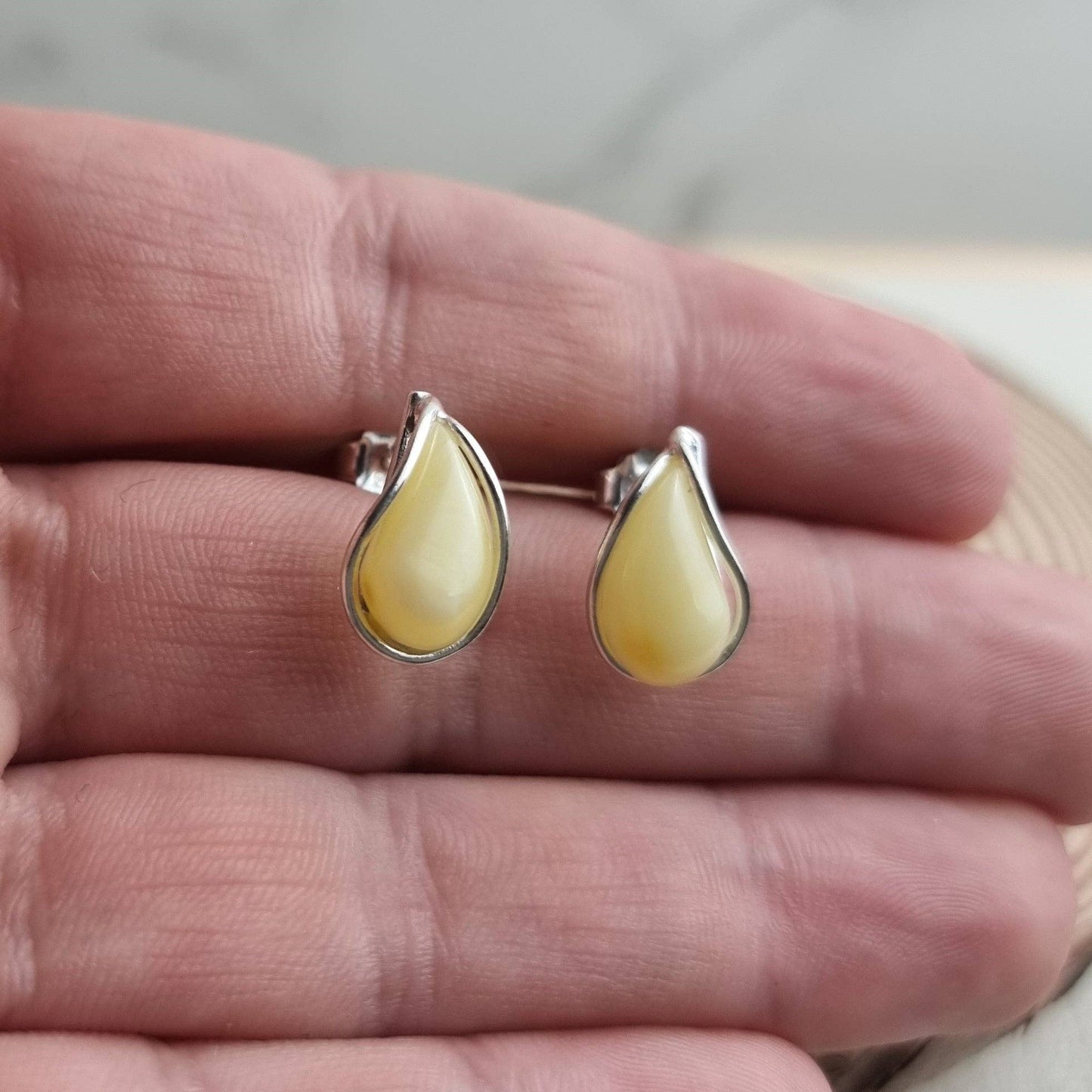 SilverAmber Jewellery - 925 Sterling Silver & Baltic Amber Modern Teardrop Studs Earrings - G029S