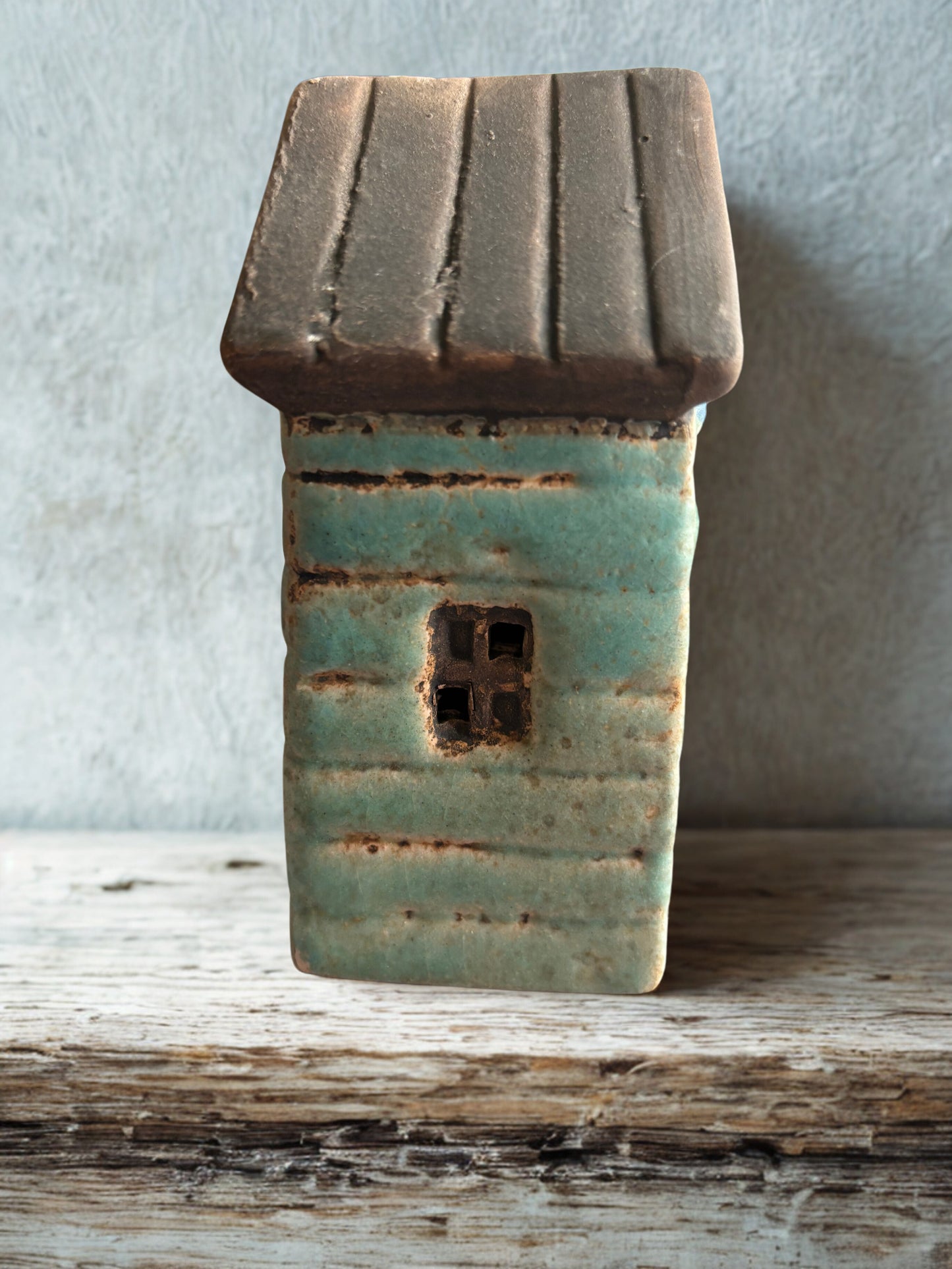 LED Ceramic Beach Hut Lighthouse Ornament – Coastal Home Decor with Light, 11.7 cm