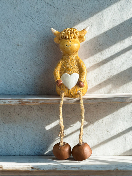 Highland Cow Shelf Sitter Ornament – Cute Heart Figurine with Dangly Legs, 9 cm